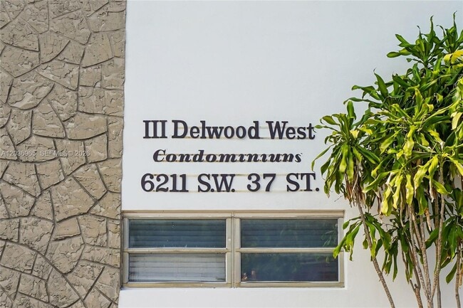 Building Photo - 6211 SW 37th St
