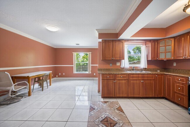 Building Photo - 4928 Marbella Rd S