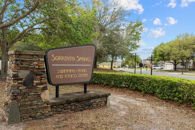 Building Photo - RENOVATED 5 BEDROOM FENCED IN, GOLF FRONTA...