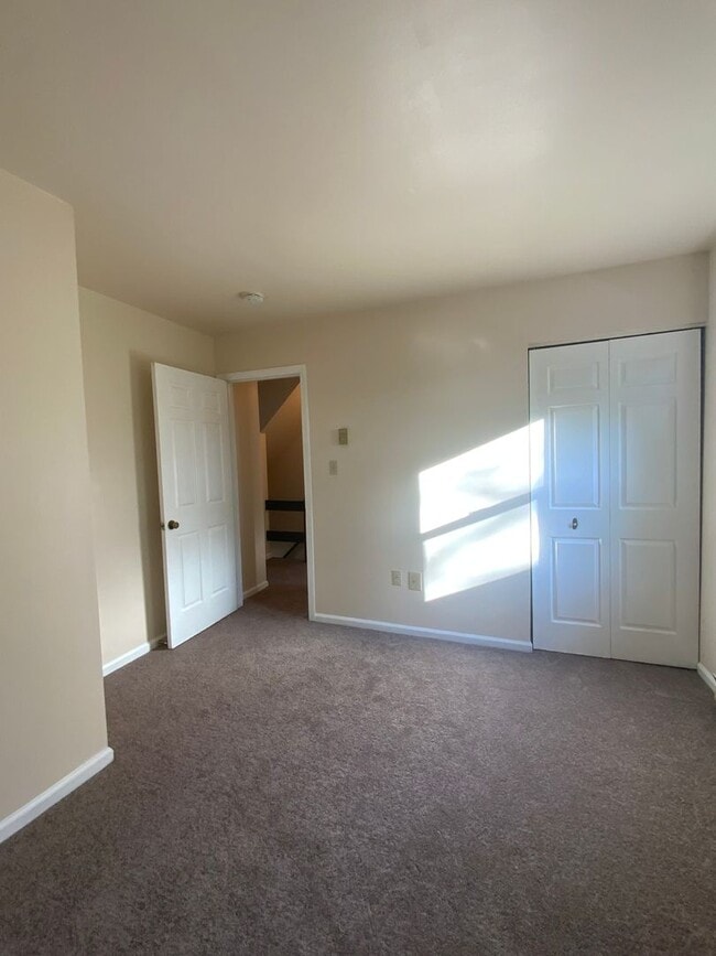 Building Photo - 223 Cross Keys Dr