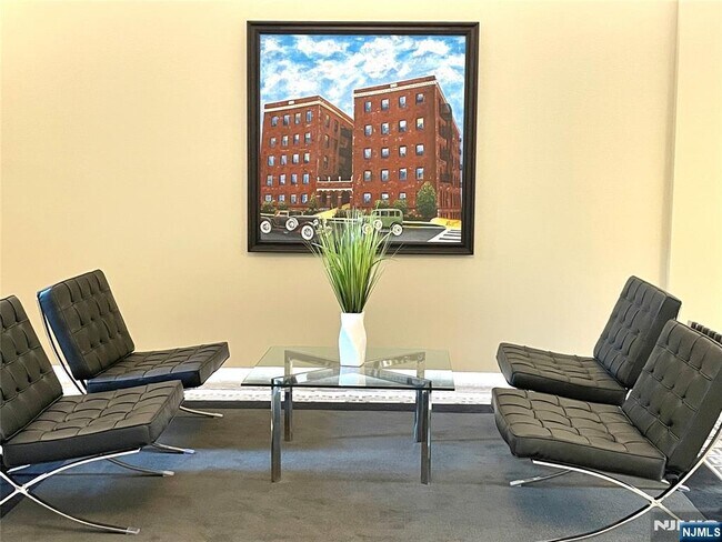 Building Photo - 855 Broad B2