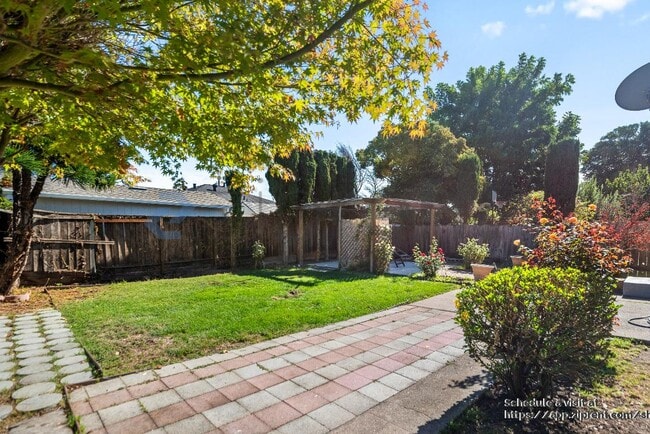 Building Photo - 128 Azalia Dr