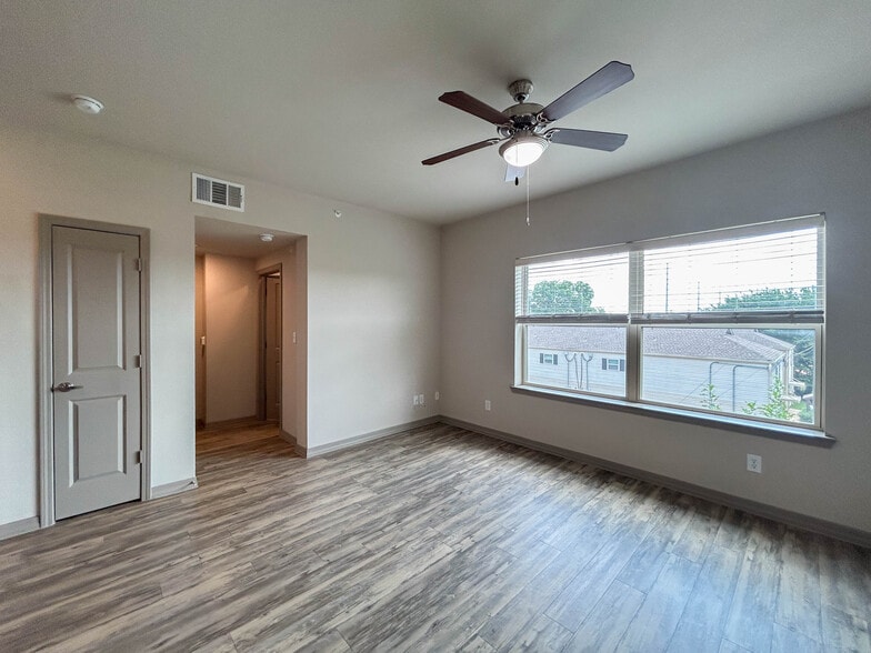 Building Photo - Live Oak Apartments