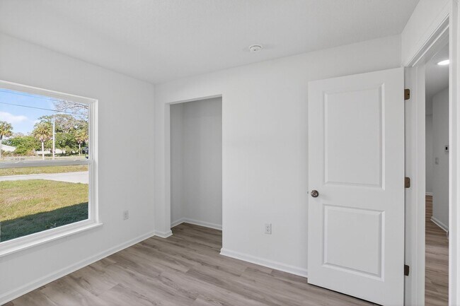 Building Photo - 1115 Ave F