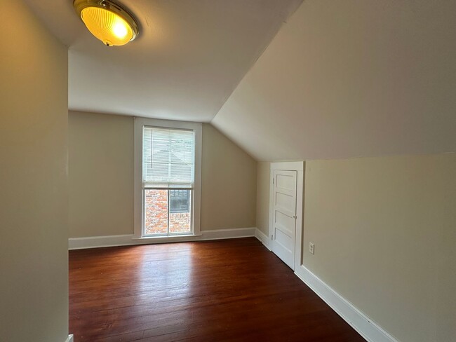 Building Photo - 2 Bed 1 Bath Apartment with Historic Charm