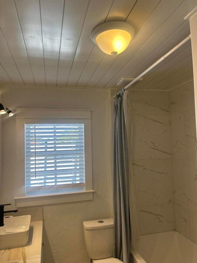 Building Photo - 820 30th St