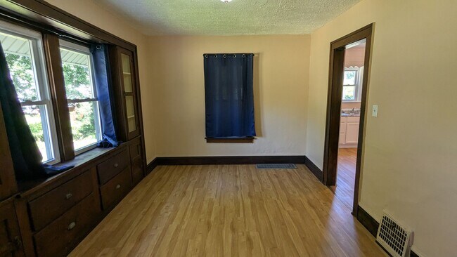 Building Photo - Spacious 4-bedroom, 1.5-bath home in Akron