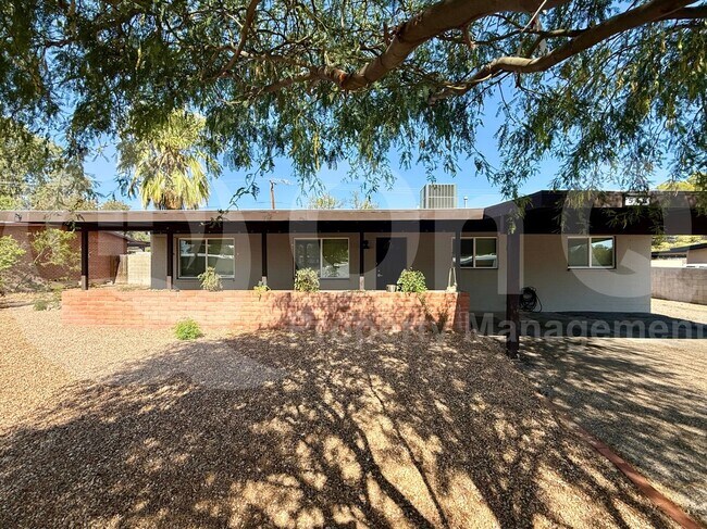 Building Photo - 518 S Mann Ave