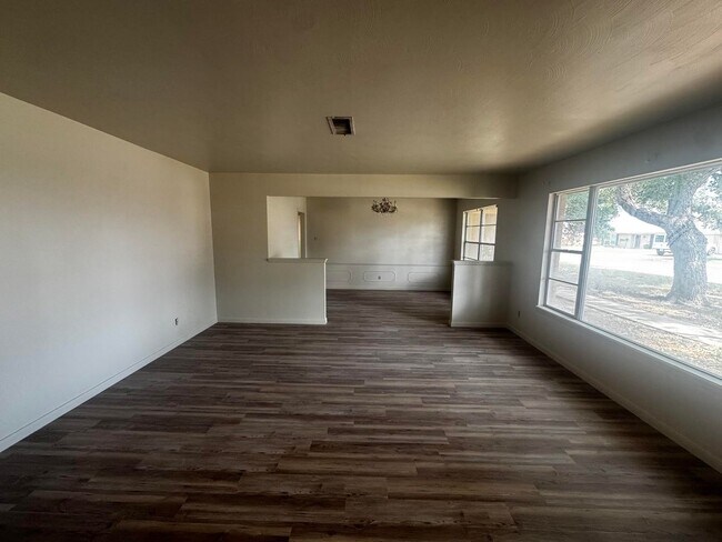 Building Photo - 4 Bedroom 3 Bathroom Ready To Rent!