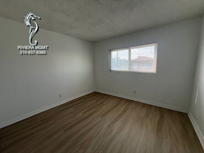 Building Photo - 242