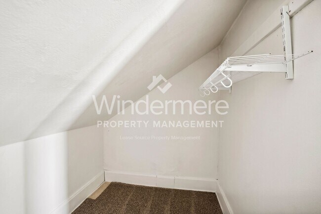 Building Photo - 731 W Knox Ave