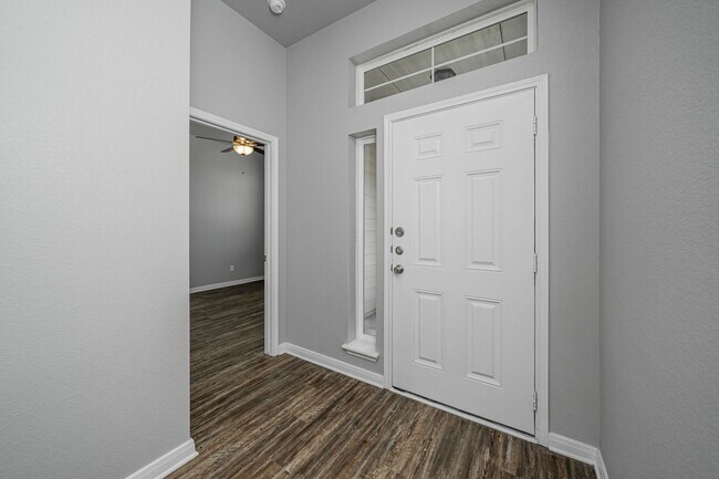 Building Photo - 521 Fallbrook Dr