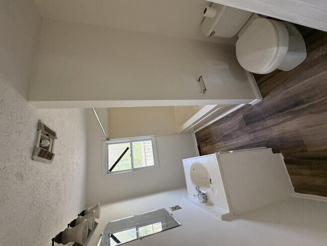 Building Photo - 717 Sanders Ln