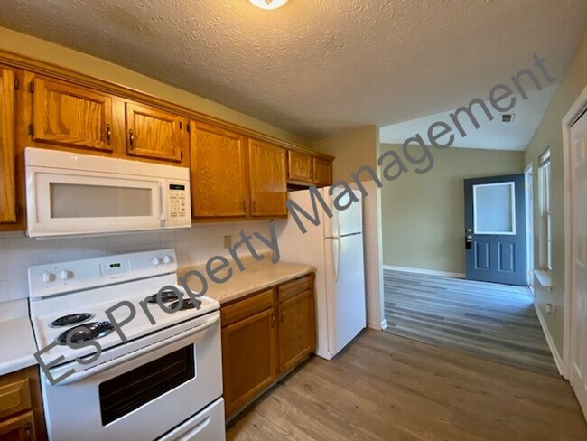 Building Photo - Great 3 Bedroom 2 Bathroom Ranch Style Hom...