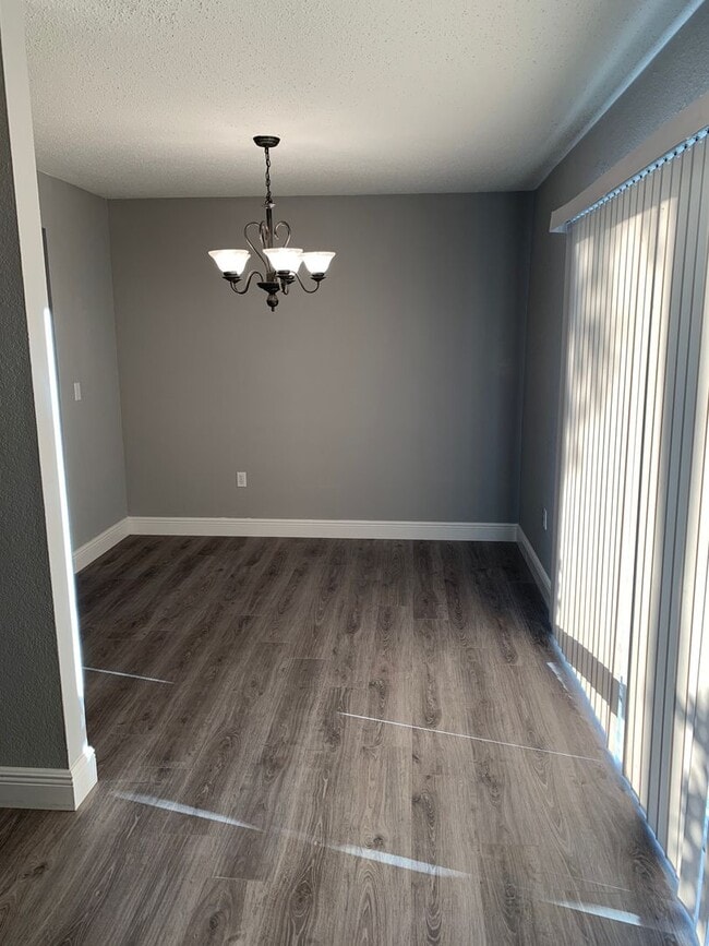 Building Photo - FOR RENT!!! SPACIOUS 3 BEDROOM 2 BATHROOM ...