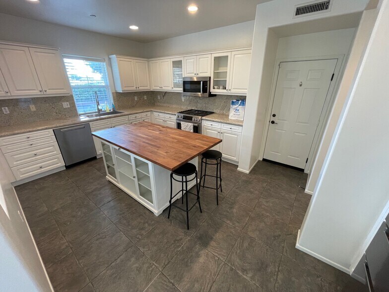 Building Photo - 3351 Via Trentino