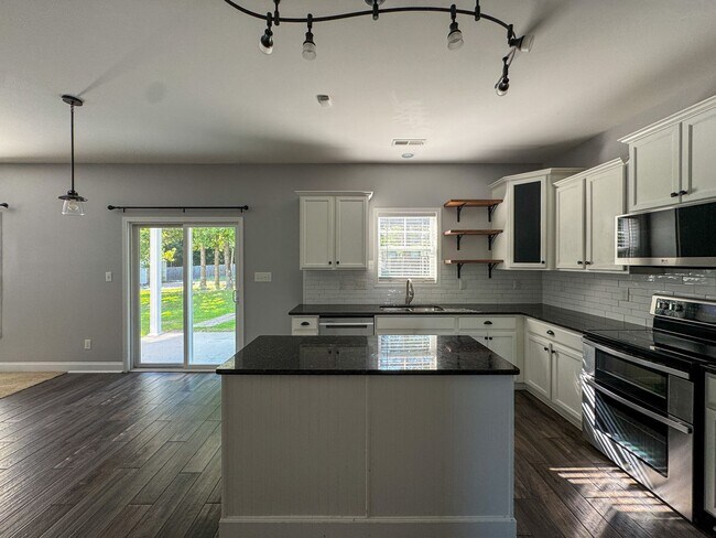 Building Photo - Stunning 4 Bed 2.5 Bath Home in Lexington Plantation