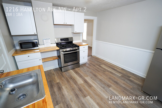 Building Photo - Upgraded 2 Bed/1 Bath – First Month Rent $...