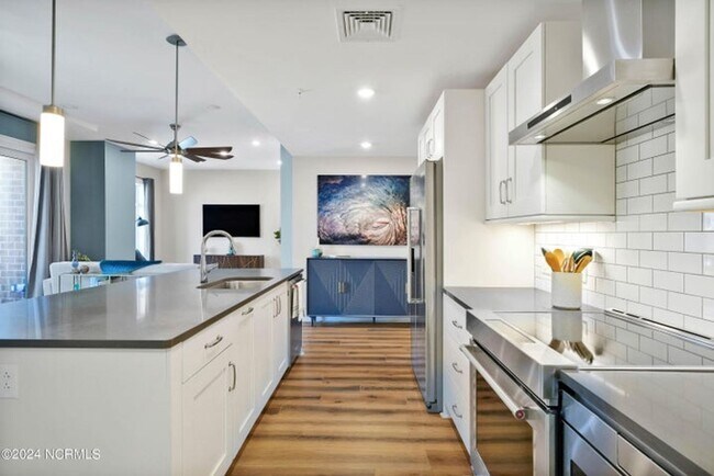 Building Photo - Welcome to your dream condo in the heart o...
