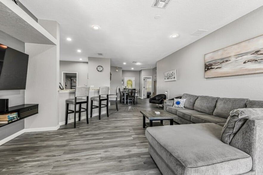 Building Photo - 16716 Lazy Breeze Loop