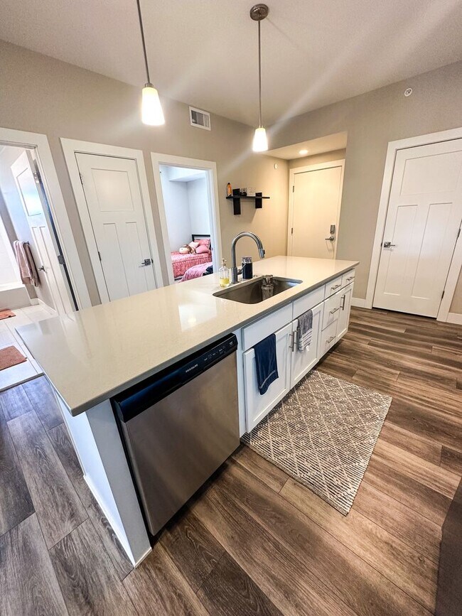 Building Photo - Beautiful "Like New" Large 2Bd 2Ba condo W/ amazing views of the flatirons!