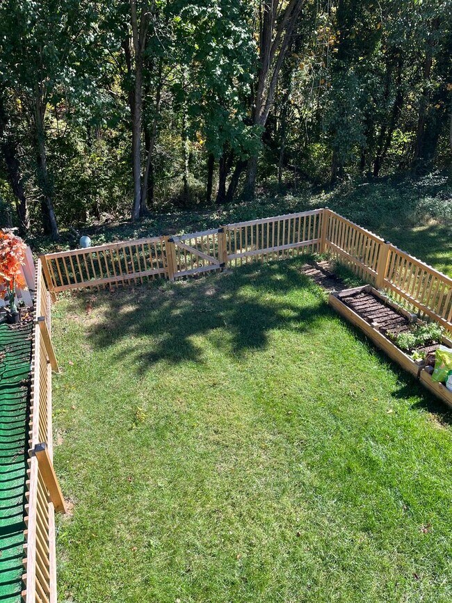 Building Photo - Beautiful 2 Bedrooms 2.5 Bathroom luxury 3 level Townhouse location in the Rockburn Commons Commu...