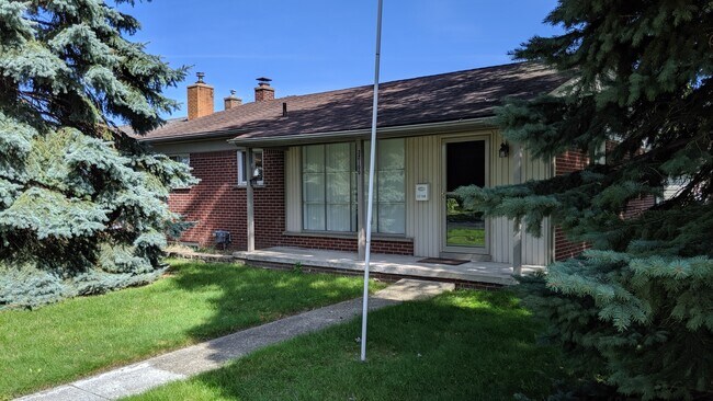 Primary Photo - 32100 Thorncrest St