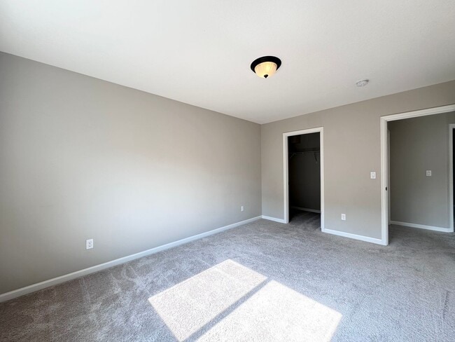 Building Photo - Stunning Modern 5 Bed 3 Bath Home in North...
