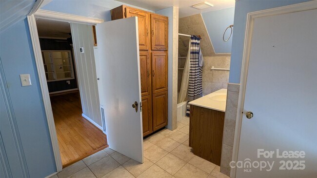 Building Photo - 1507 Woodland Dr