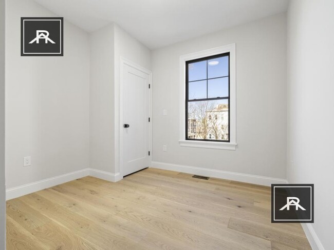 Building Photo - 5 bedroom in Boston MA 02127