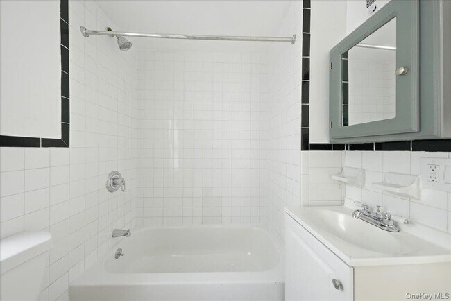 Building Photo - 17 Lamartine Ave