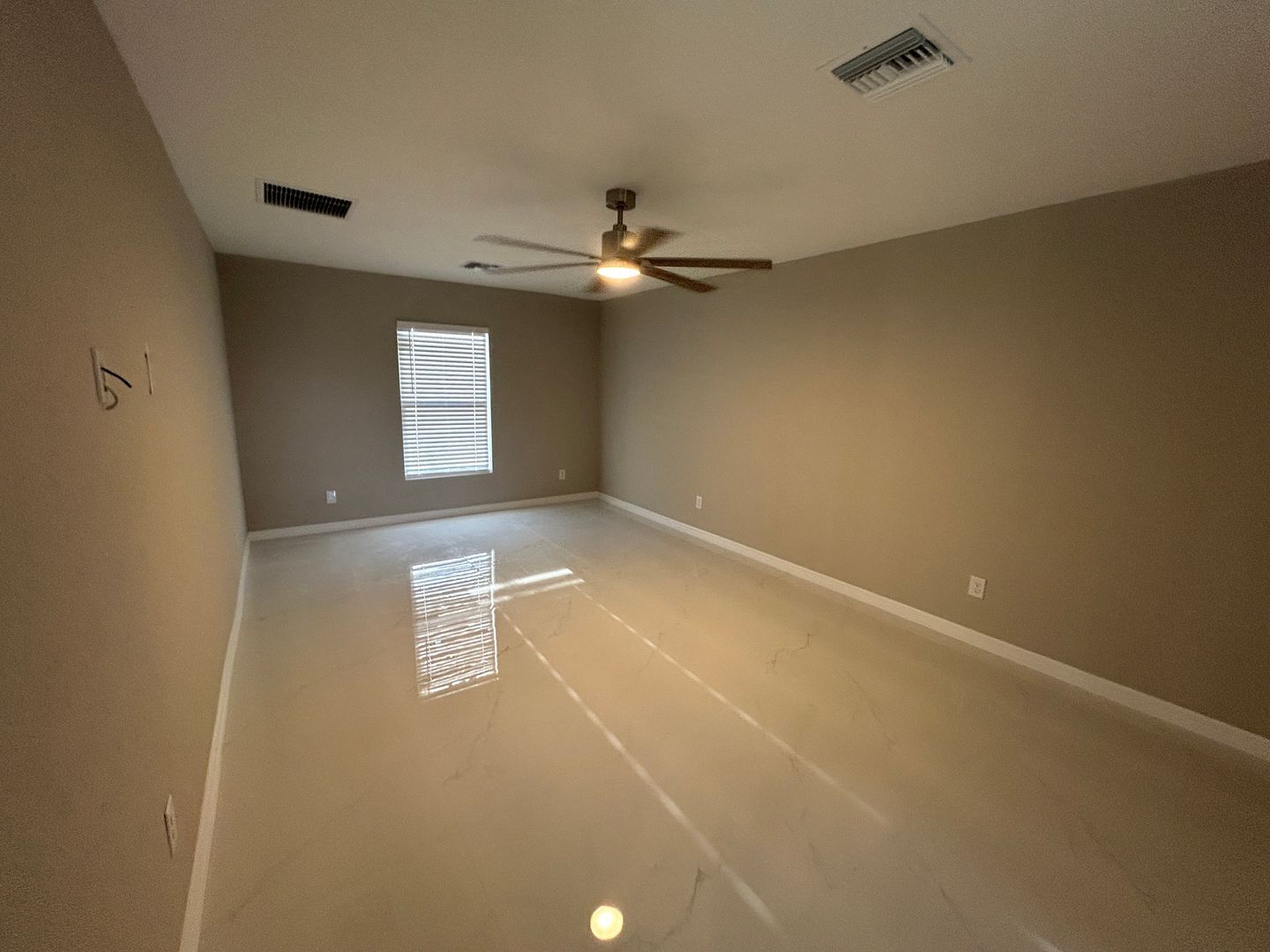 Building Photo - 2601 NE Juanita Pl