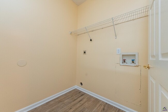 Building Photo - 100 Oldfield Ct