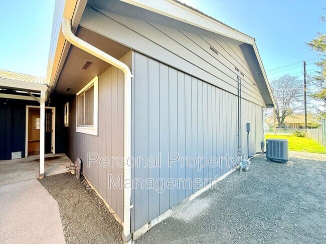 Building Photo - 4603 NE 122nd Ave