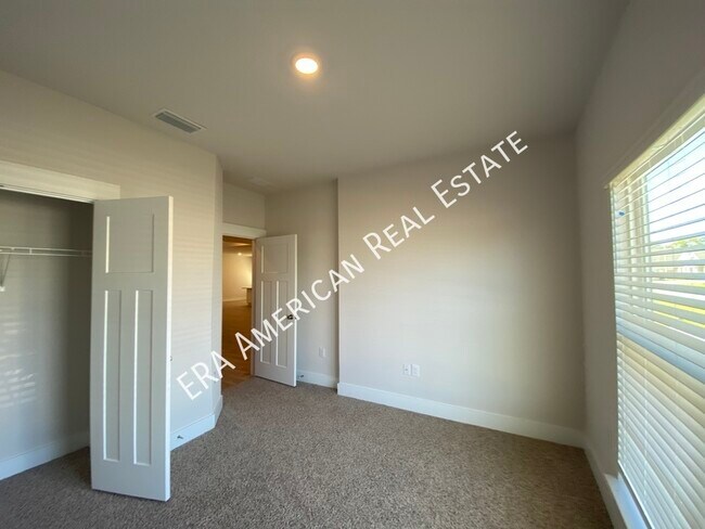 Building Photo - 3398 Southwind Dr