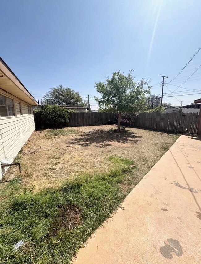 Building Photo - 2 Bed 2 Bath Ready To Move In ASAP!