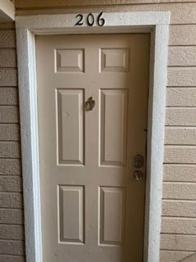 Building Photo - 2nd Floor 1bed/1bath with Laundry and Parking!