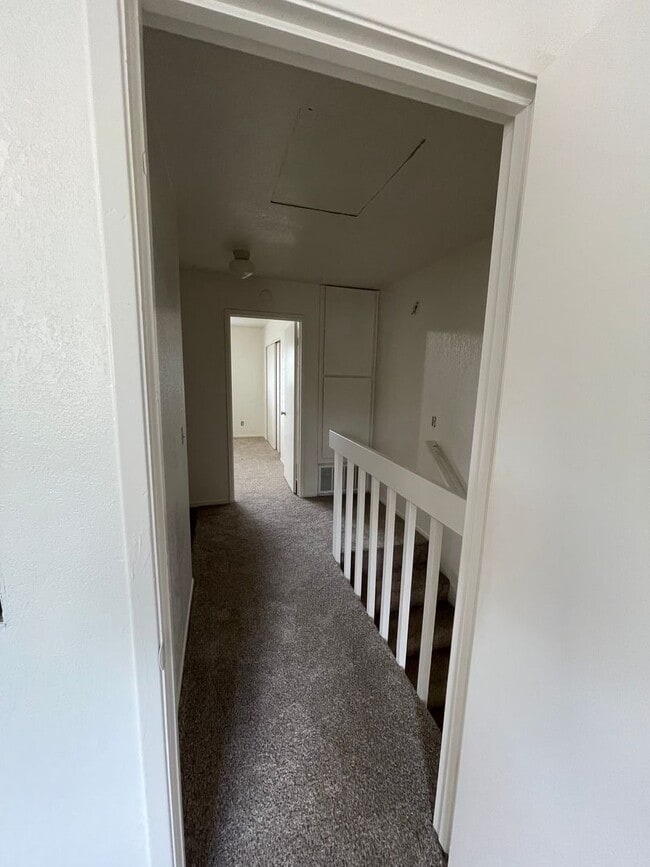 Building Photo - Charming Townhouse (2 Bed / 1.5 Bath)