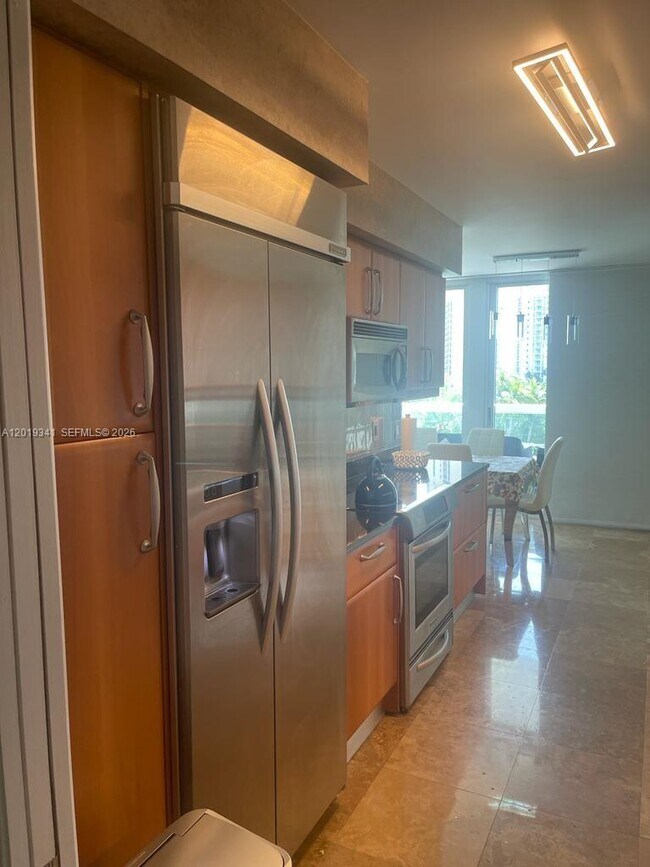 Building Photo - 16500 Collins Ave