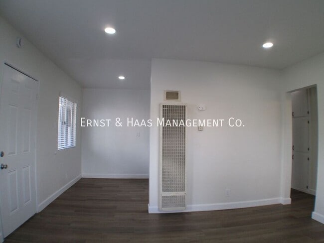 Building Photo - 230 E Hullett St