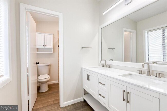 Building Photo - Welcome to contemporary luxury living in this beautifully renovated 2bd 2.5bth penthouse condo