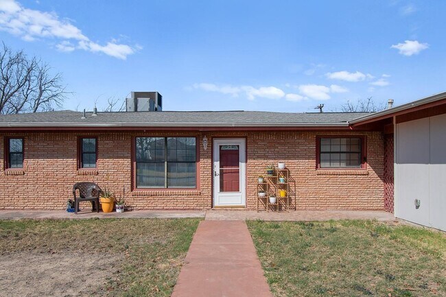 Building Photo - 208 N Broadview St