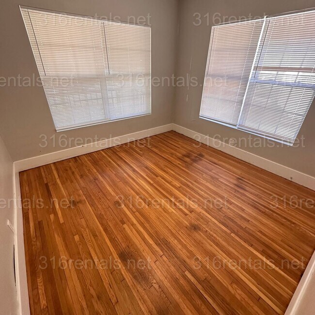 Building Photo - $1195 - 3 bedroom / 1 bathroom - Single Family Home