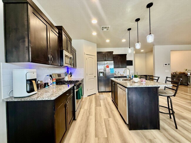 Building Photo - Lovely Pet Friendly 3-BR + Office in Sage Canyon