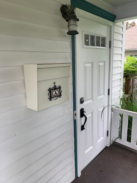 Entrance to upper Unit A with mailbox. - 540 NW 14th St