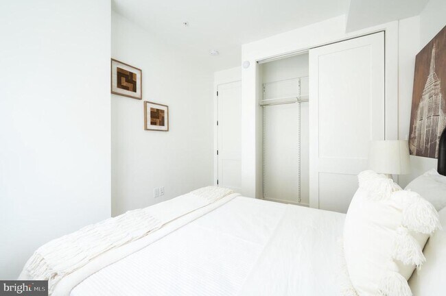 Building Photo - 1316 8th St NW