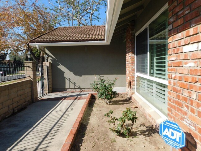 Building Photo - Charming 4 Bed, 2 Bath, Single-Story home in Fullerton.