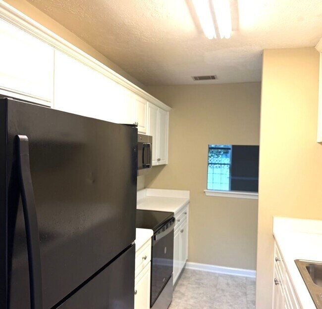 Building Photo - 304 Hazelnut Dr
