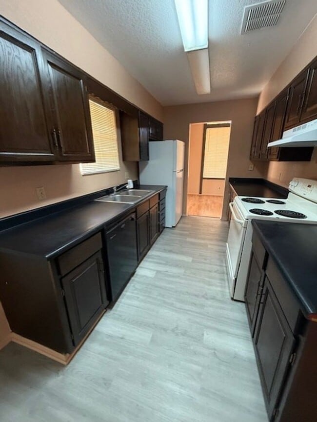 Building Photo - 2 Bedroom 1 Bath Contact Property Pros Property Management