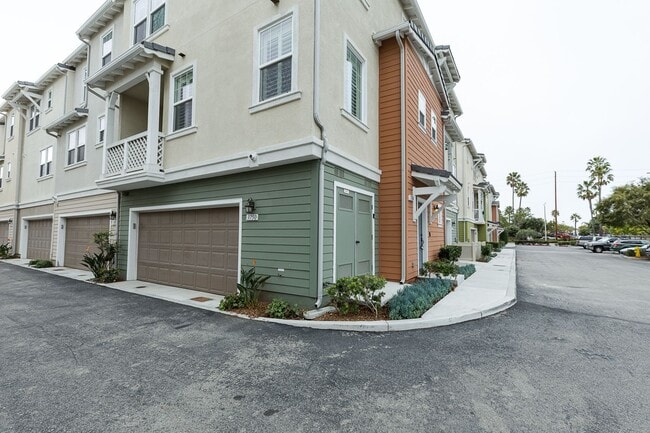 Building Photo - 2 Bedroom 2.5 Bath Townhome near Seabridge...